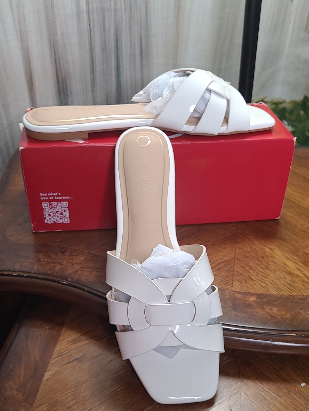 New in box! Journee Arrina Womens 11 White Patent Leather Slide Flat Sandals
